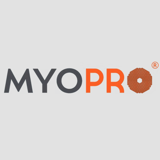 Logo MyoPro avec un texte gris foncé et un graphisme de lentille hexagonale orange remplaçant la lettre O, avec le symbole de marque déposée