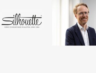Portrait de Christian Bachler, PDG du Silhouette Group, aux côtés du logo Silhouette.