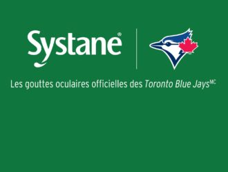 Logo Systane® à côté du logo des Toronto Blue Jays℠ sur fond vert. Texte : « Les gouttes oculaires officielles des Toronto Blue Jays℠ »
