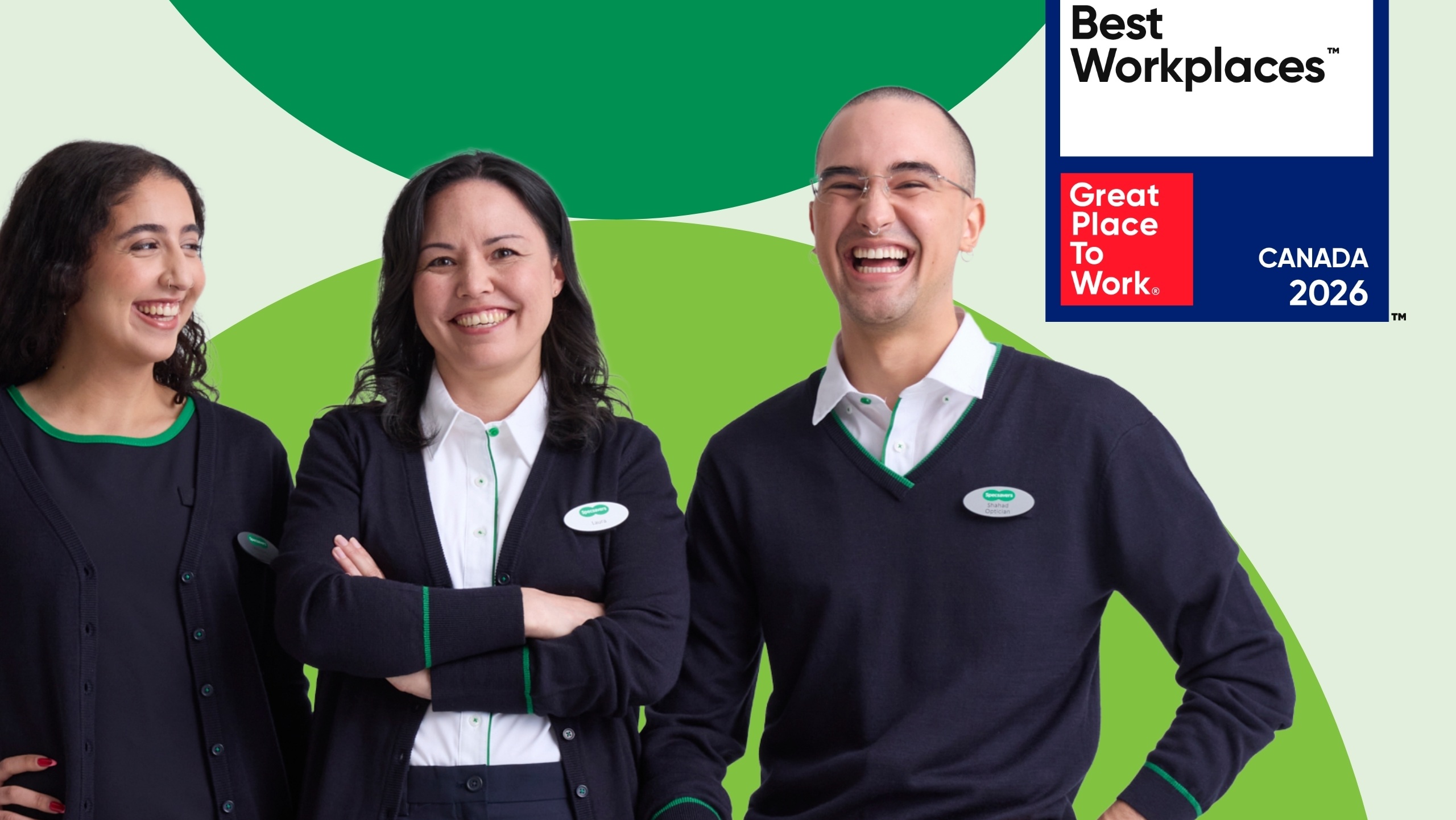Trois employés de Specsavers en uniforme marine souriant et riant, aux côtés du badge Great Place To Work® Meilleurs employeurs™ Canada 2026, sur un fond vert et vert clair.