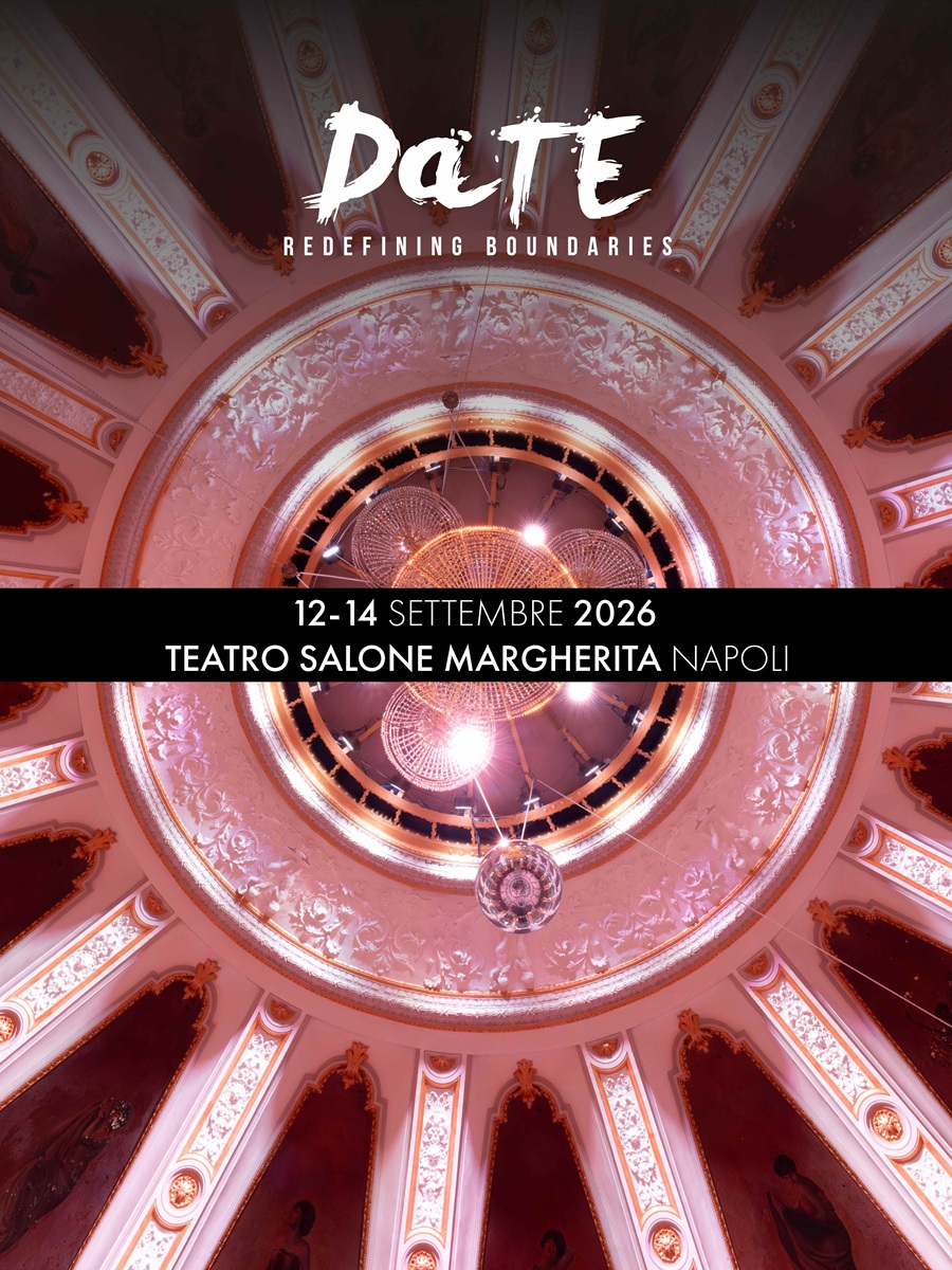 Affiche officielle de DaTE 2026 — Redefining Boundaries, qui se tiendra du 12 au 14 septembre au Teatro Salone Margherita à Naples, avec une vue en plongée sur le plafond orné rose et le lustre de la salle