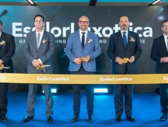 Des dirigeants se tiennent derrière un ruban cérémonial lors de l’inauguration du nouveau centre de R&D de EssilorLuxottica à Lat Krabang, en Thaïlande, marquant une étape importante dans l’innovation des solutions de soins visuels, des technologies médicales et des wearables de nouvelle génération.