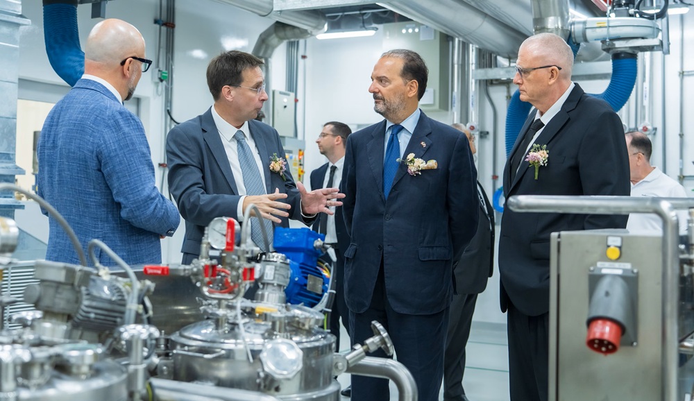 Des responsables et experts techniques découvrent les espaces de recherche et de fabrication avancée du nouveau hub R&D thaïlandais de EssilorLuxottica, illustrant la collaboration autour de l’innovation des matériaux pour verres, du développement industriel et des technologies durables.