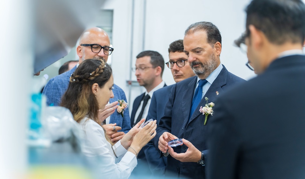 Des dirigeants et chercheurs visitent le nouveau centre de R&D de EssilorLuxottica en Thaïlande, échangeant autour des matériaux avancés pour verres optiques et des technologies innovantes au sein des laboratoires de pointe.