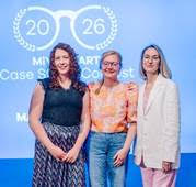 Les trois finalistes du concours d'études de cas MiYOSMART posant ensemble devant le mur promotionnel de l'événement.