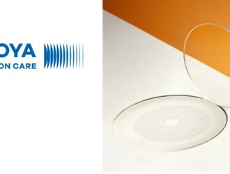 Une image composée de deux parties : à gauche, le logo HOYA Vision Care, et à droite, un verre ophtalmique transparent MiYOSMART iQ. Le verre est posé verticalement sur un fond orange et blanc, projetant une ombre qui révèle la zone de traitement circulaire de la technologie D.I.M.S. utilisée pour le freinage de la myopie.