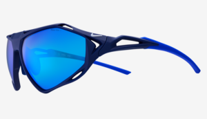 Vue de profil des lunettes de haute performance Nike Zeus Rise en bleu marine mat. Le design futuriste comprend des verres miroirs bleu vif et une monture aérée avec des découpes de ventilation, utilisant la technologie Nike Max Optics pour une clarté maximale.