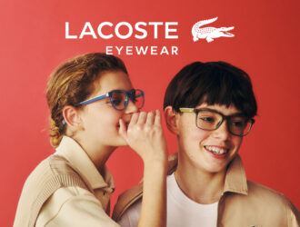 Deux enfants portant des lunettes Lacoste sur fond rouge, campagne Lacoste Eyewear PE26 Kids & Tweens