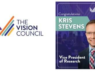 Image principale annonçant la nomination de Kris Stevens au poste de Vice-Président de la Recherche au sein du Vision Council. La moitié gauche affiche le logo couleur du Vision Council — un V stylisé composé de lignes diagonales multicolores accompagné du nom de l'organisation en bleu foncé. La moitié droite reprend la carte de félicitations avec la photo de Kris Stevens sur fond violet, avec le texte : « Félicitations Kris Stevens, Vice-Président de la Recherche.