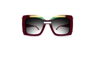 Voici les textes alternatifs en français : Image 1 — Ulta_limnited_torcello_carloforte_FTRD.jpg "Lunettes de soleil Ultra Limited Torcello en acétate bordeaux profond avec insertions de couleurs superposées en jaune, vert et rouge le long du pont supérieur, détail de branches en métal doré et verres gris dégradés. Vue de face sur fond blanc.