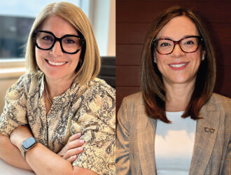 Beverly Suliteanu (à gauche) et Natalie Lacroce (à droite), toutes deux portant des lunettes, photographiées dans des portraits professionnels annonçant le départ à la retraite de Beverly et la nomination de Natalie au poste de Vice-Présidente, Planification de la marque et des produits chez WestGroupe.