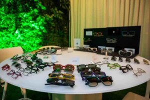 Collection de lunettes italiennes colorées exposées sur une table blanche lors de l'événement Italy on Madison