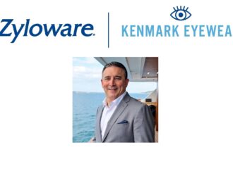 Bannière graphique présentant les logos de Zyloware et Kenmark Eyewear côte à côte en haut, avec en dessous, au centre, un portrait carré de Dan Stegall souriant, vêtu d'un costume gris sur le pont d'un bateau.