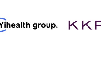 Logos de FYihealth Group et KKR côte à côte sur fond blanc. Le logo de FYihealth Group présente des lignes courbes bleues formant un motif circulaire au-dessus du texte noir « FYihealth group » suivi du symbole de marque déposée. Le logo de KKR affiche les lettres « K K R » dans un dégradé violet foncé.