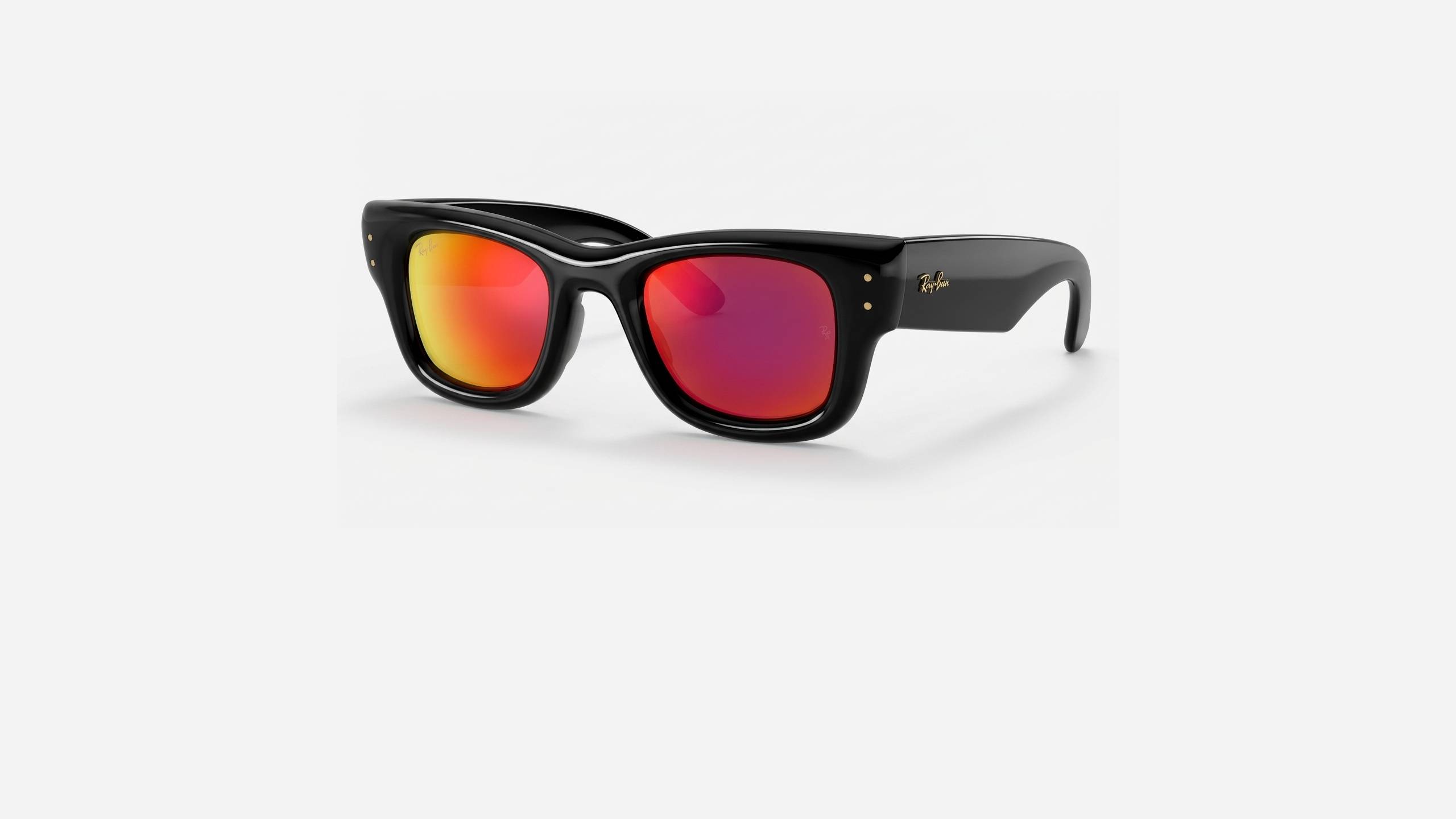 Lunettes de soleil Ray-Ban Puffer noires brillantes au style gonflé avec des verres miroir dégradés du rose vif au rouge-orange.