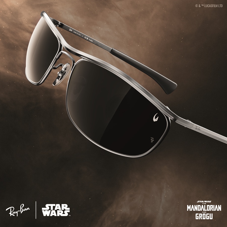 Lunettes de soleil Ray-Ban Mandalorian Olympian Deluxe avec monture métallique rectangulaire enveloppante gris anthracite et verres foncés gravés d'un blason de Mudhorn blanc.