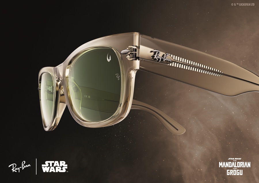 Gros plan sur les lunettes de soleil Ray-Ban Grogu Mega Wayfarer II avec monture épaisse en acétate beige transparent et verres vert clair sur fond cosmique.