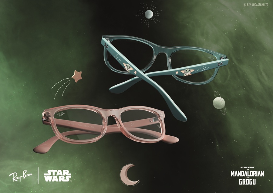 Deux paires de lunettes de vue enfants Grogu Mini : une bleu pétrole transparent avec illustrations de Grogu sur la branche et une rose translucide, sur fond de nébuleuse verte.