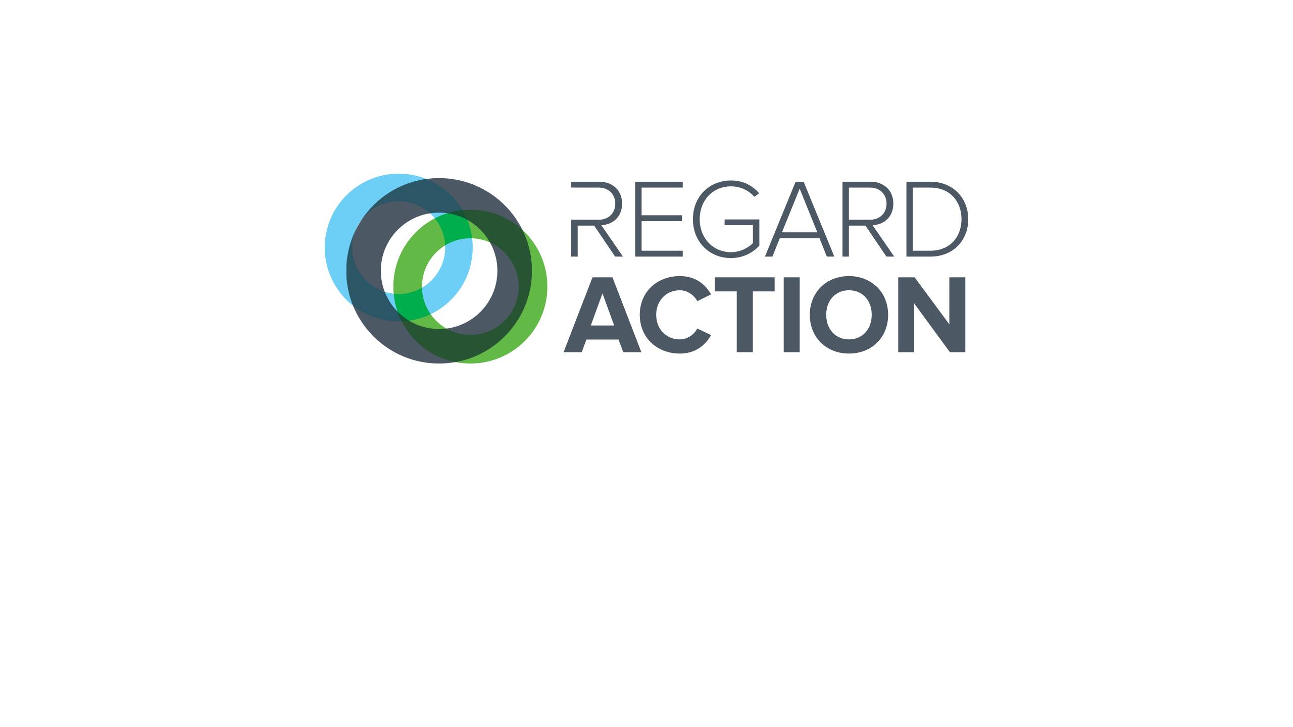Logo de « REGARD ACTION » sur fond blanc. À gauche, un emblème circulaire est formé de plusieurs anneaux entrelacés et semi-transparents de couleurs bleu clair, vert et gris foncé. À droite, les mots « REGARD » en lettres fines gris clair et « ACTION » en lettres épaisses gris foncé sont superposés.