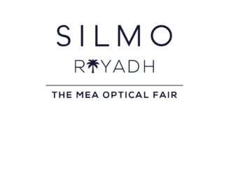 Un logo minimaliste sur fond blanc composé d'un texte sombre indiquant "SILMO" sur la première ligne, "RIYADH" sur la deuxième ligne avec une icône de palmier remplaçant la lettre 'I', et "THE MEA OPTICAL FAIR" sur la troisième ligne, séparée par un mince trait horizontal.