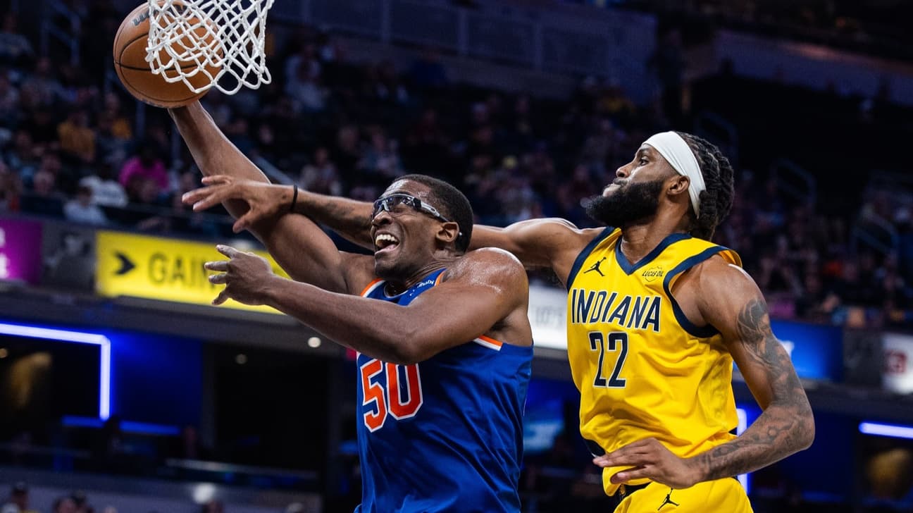 Trey Jemison III portant des lunettes de protection transparentes lors d'une montée au panier pour un double-pas (lay-up), s'extirpant du marquage serré d'un joueur des Indiana Pacers pendant un match de la NBA.