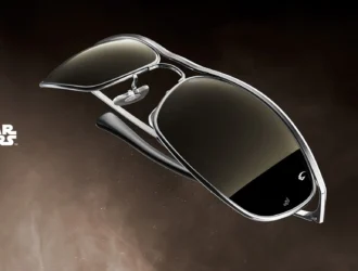 Bannière publicitaire montrant des lunettes de soleil Ray-Ban grises et beiges sur fond marron cosmique avec les logos Star Wars Mandalorian et Grogu.