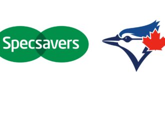 À gauche, le logo vert de Specsavers composé de deux ovales superposés avec le mot « Specsavers » inscrit en blanc. À droite, le logo de l'équipe de baseball des Toronto Blue Jays, représentant le profil d'un geai bleu en bleu, blanc et bleu marine, orné d'une feuille d'érable rouge. Les deux logos sont disposés sur un fond blanc uni.
