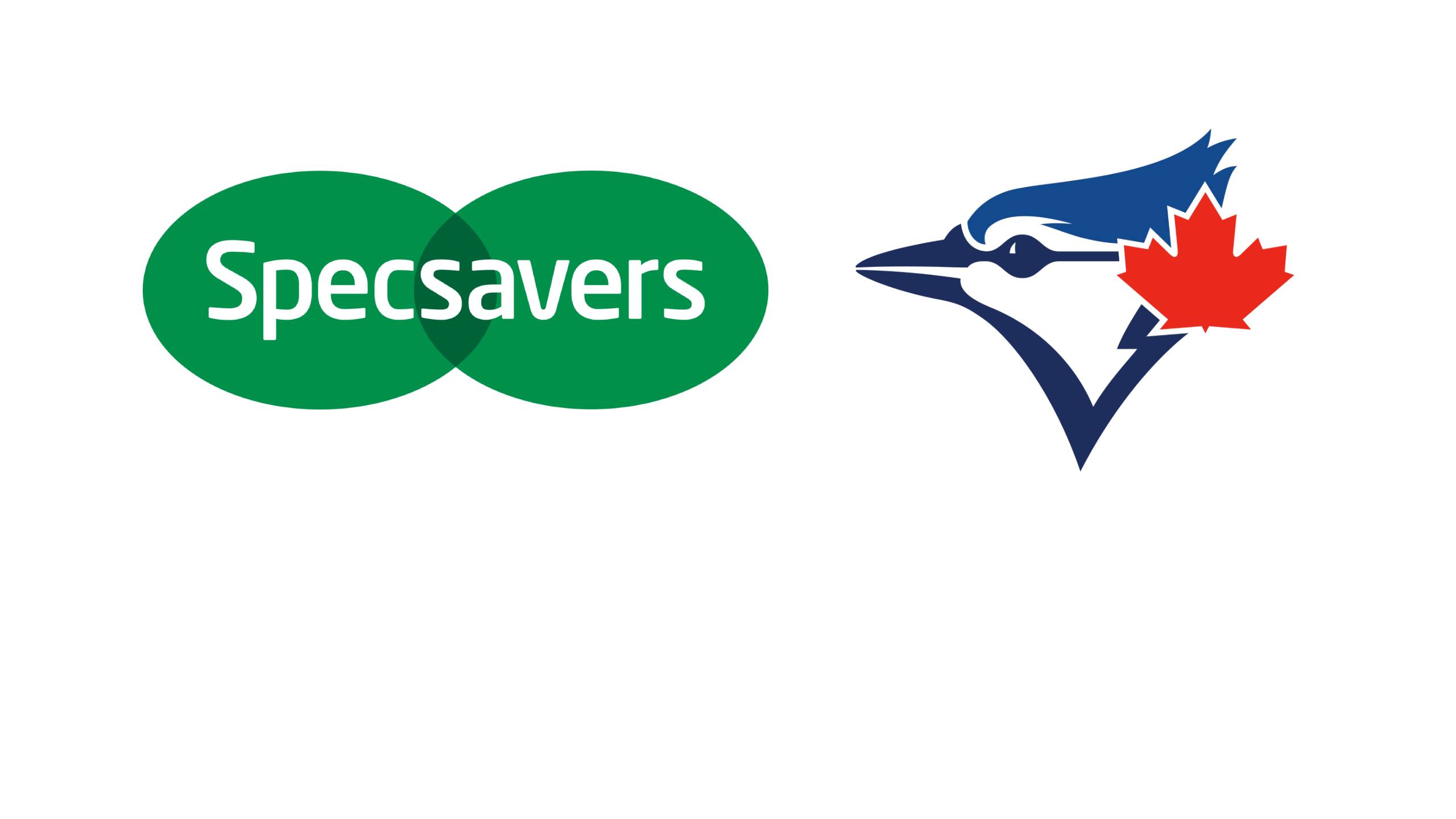 À gauche, le logo vert de Specsavers composé de deux ovales superposés avec le mot « Specsavers » inscrit en blanc. À droite, le logo de l'équipe de baseball des Toronto Blue Jays, représentant le profil d'un geai bleu en bleu, blanc et bleu marine, orné d'une feuille d'érable rouge. Les deux logos sont disposés sur un fond blanc uni.