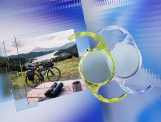 Graphique promotionnel pour le cristallin artificiel ZEISS AT LUCIA toric 721P. Deux lentilles médicales transparentes (une claire, une teintée en jaune) flottent sur la droite. À gauche, une photographie encadrée montre un paysage extérieur avec un vélo garé sur une colline surplombant un lac et un sommet montagneux, le tout sur un fond bleu abstrait.