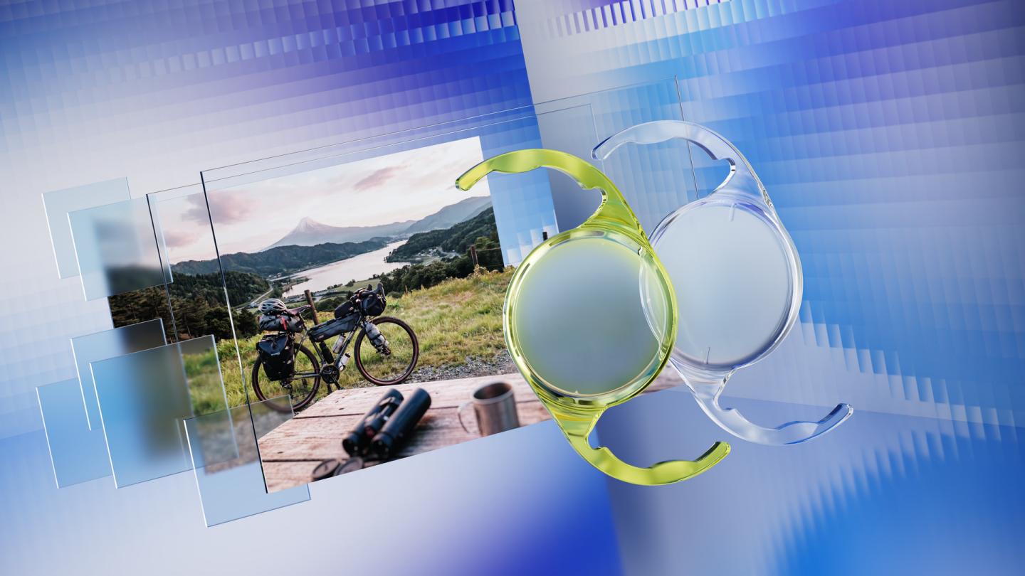 Graphique promotionnel pour le cristallin artificiel ZEISS AT LUCIA toric 721P. Deux lentilles médicales transparentes (une claire, une teintée en jaune) flottent sur la droite. À gauche, une photographie encadrée montre un paysage extérieur avec un vélo garé sur une colline surplombant un lac et un sommet montagneux, le tout sur un fond bleu abstrait.