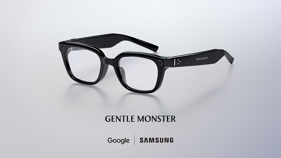 Lunettes connectées Samsung Intelligent Eyewear, édition Gentle Monster. Vue en angle de lunettes intelligentes noires brillantes à monture carrée avec caméra et capteurs intégrés. Logos Google et Samsung en bas de page.