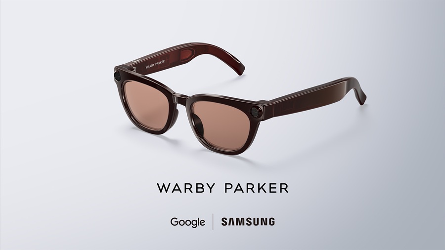 Lunettes connectées Samsung Intelligent Eyewear, édition Warby Parker. Vue de dessus des lunettes intelligentes ambrées aux verres teintés marron. Logos Warby Parker, Google et Samsung visibles en arrière-plan.
