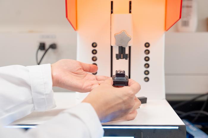 Gros plan sur la lentille cornéenne imprimée en 3D posée sur la plate-forme d'impression du laboratoire Tang de nanotechnologie de l'université de Waterloo