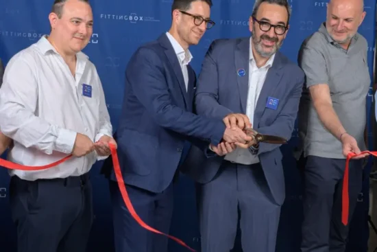 Fittingbox co-founders Ariel Choukroun and Benjamin Hakoun cutting the red ribbon with the mayor at the new Data Valley headquarters inauguration.
