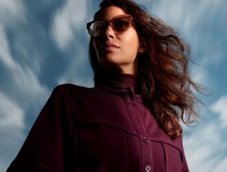 Femme portant des lunettes de soleil photochromiques HOYA Sensity 3 teinte Bronze Brown en extérieur sous un ciel spectaculaire