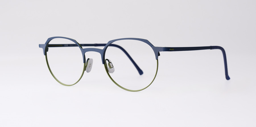 Monture de lunettes optiques légères et rondes en acier bleu et vert LOOK Lamina modèle 10946 sur fond de studio blanc.