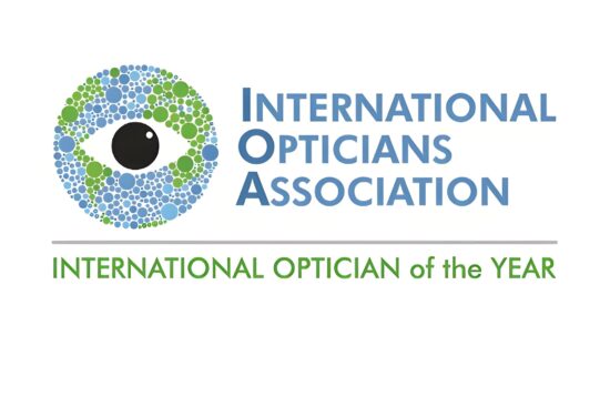 Logo de l'International Opticians Association avec un globe en mosaïque en forme d'œil et la mention du prix International Optician of the Year.