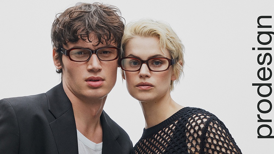 Deux mannequins posent en gros plan avec des lunettes de vue Prodesign modernes, illustrant la nouvelle identité visuelle "As you are" de la marque.