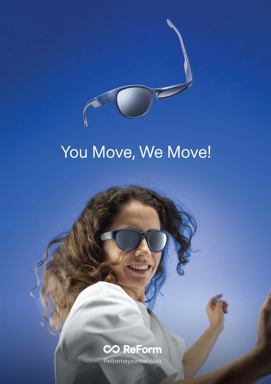 "Une femme souriante courant et portant des lunettes de soleil ReForm à monture bleue contre un ciel bleu, avec une paire de lunettes assorties flottant au-dessus d'elle et le texte 'Vous bougez, Nous bougeons!