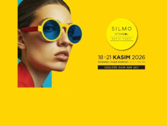 Bannière promotionnelle pour SILMO Istanbul 2026 montrant une femme portant des lunettes de soleil rondes et jaunes avec des verres bleus sur fond jaune vif.