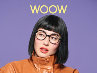 Mannequin portant des lunettes rondes noires WOOW sur fond violet, collection de lunettes WOOW