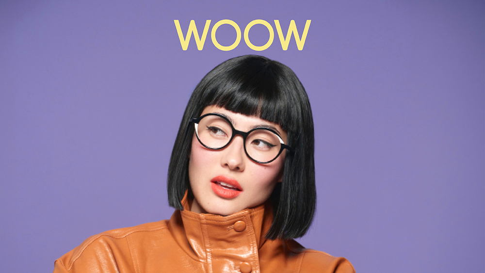 Mannequin portant des lunettes rondes noires WOOW sur fond violet, collection de lunettes WOOW