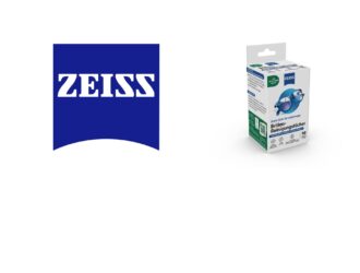 ZEISS logo beside a packaging box of ZEISS lens cleaning wipes ('Brillen-Reinigungstücher'), labeled with a 'New Recyclable Sachet' badge and a DigiDot QR code for recycling guidance on the side panel, next to an illustration of blue-tinted glasses.