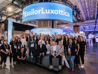 Photo de groupe de l'équipe EssilorLuxottica réunie sous l'arche numérique géante à la fin de VivaTech 2026.