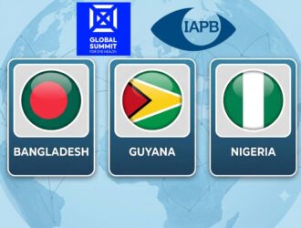 Drapeaux du Bangladesh, du Guyana et du Nigeria présentés comme pays co-hôtes du Sommet mondial pour la santé oculaire, avec le logo de l'IAPB