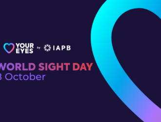 Graphique promotionnel de l'IAPB pour la Journée mondiale de la vue le 8 octobre, avec le logo en forme de cœur « Love Your Eyes » et un grand cœur dégradé bleu et violet sur fond bleu foncé.
