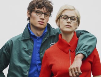 Deux mannequins présentant des montures Prodesign Denmark, l'homme porte une veste verte et la femme un haut rouge, mettant en valeur des styles de lunettes au caractère affirmé.