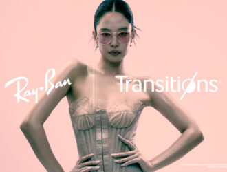 Jennie porte des lunettes Ray-Ban Aviator avec verres Transitions pour la campagne Back to School