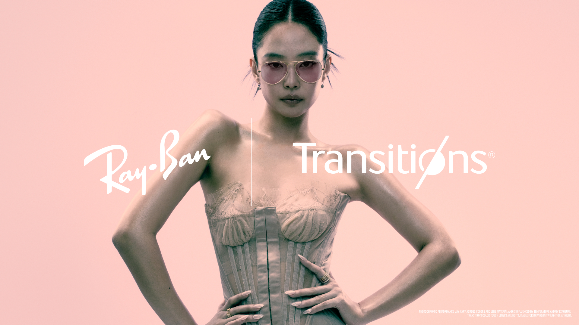 Jennie porte des lunettes Ray-Ban Aviator avec verres Transitions pour la campagne Back to School