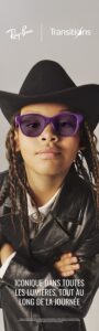 Enfant portant des lunettes de vue Ray-Ban violettes avec verres photochromiques Transitions et un chapeau de cowboy avec l'inscription Iconique dans toutes les lumières, tout au long de la journée